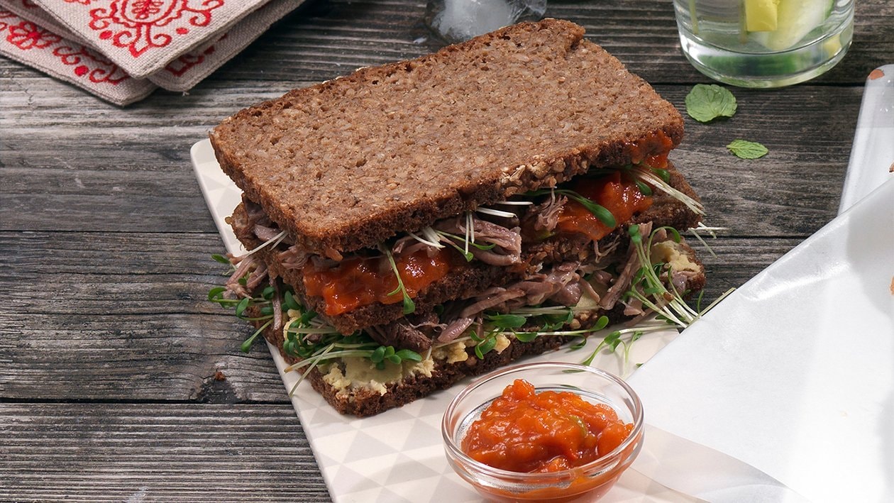 Pumpernickel Sandwich mit gezupter Lammschulter – Rezepte