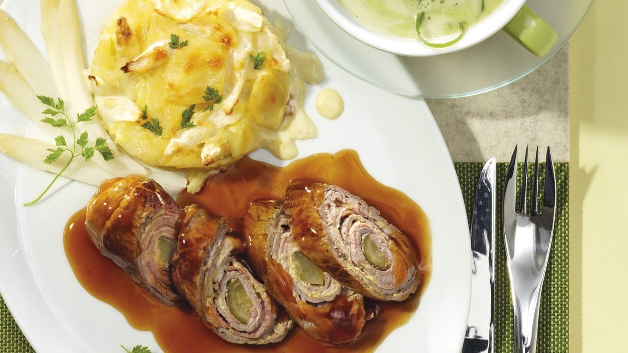 Gedünstete Rindsrouladen mit Spargelgratin und Rotwein-Sauce Rezepte