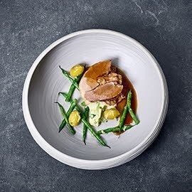 Geschmorte Lammkeule mit Olivenölpüree und sautierten Bohnen