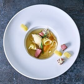 Rinder - Consomme mit rosa Kalbstafelspitz Grießnockerl und Fadennudel