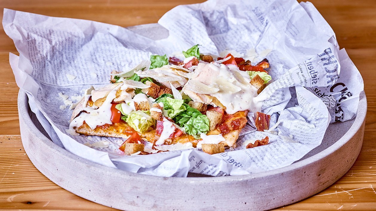 Pizza Margherita belegt mit Caesar Salat