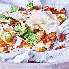 Pizza Margherita belegt mit Caesar Salat