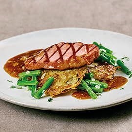 Selchschopf - Steak mit Zwiebel, Senf Sauce und Fisolen