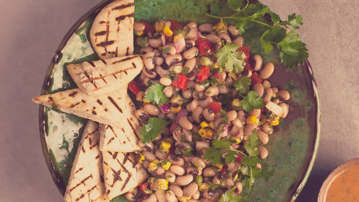 Salat Bowl mit Augenbohnensalat, Pitta-Brot und Ost-Afrikanischem Dressing