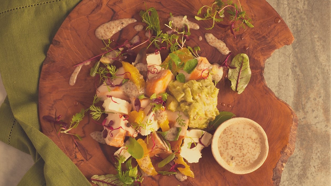 Salat Bowl mit geräucherter Maispoulade, Feta, Guacamole und Chia - Samen Dressing
