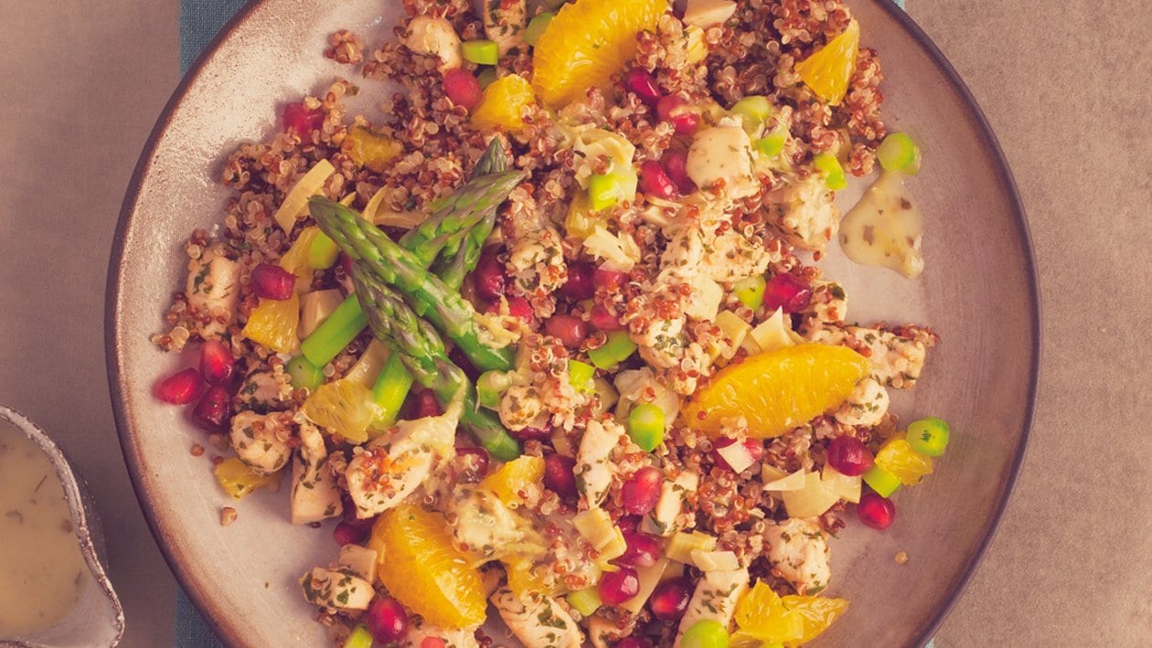 Salat Bowl mit lauwarmen Quinoa, Maispoularde, Spargel, Artischocken, Früchte - Konfetti und Zitrus- Vinaigrette
