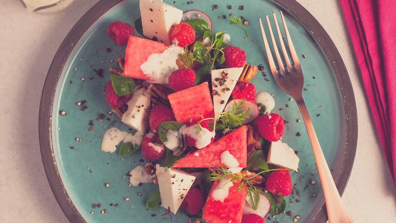 Salat Bowl mit Wassermelone , Feta, Himbeeren und cremigem Dressing