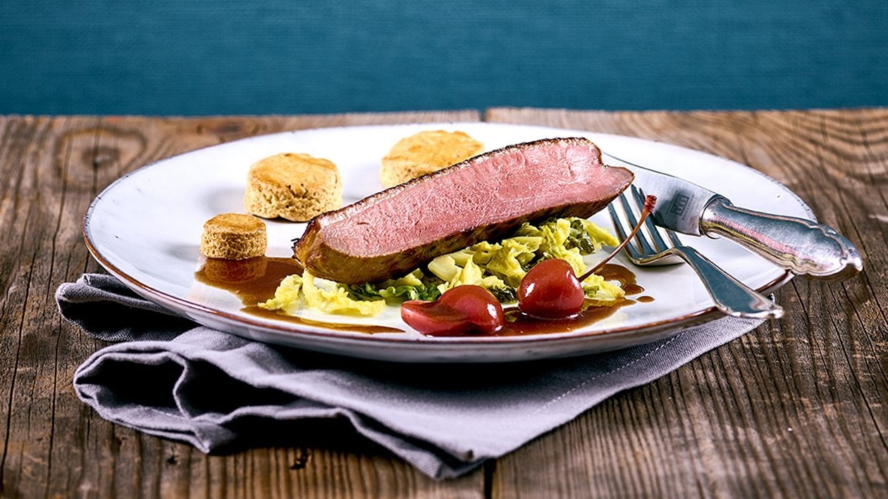 Ger. Entenbrust auf Kohlgemüse mit Ahorn Zimt-Scones, Kirschsauce – Rezepte