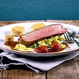 Ger. Entenbrust auf Kohlgemüse mit Ahorn Zimt-Scones, Kirschsauce