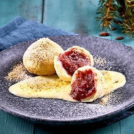 Zwetschkenknödel in Spekulatiusbrösel auf gratinierter Weinschaumcreme