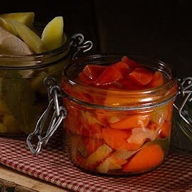 Eingelegtes Gemüse mit verschiedenen Dip Kreationen