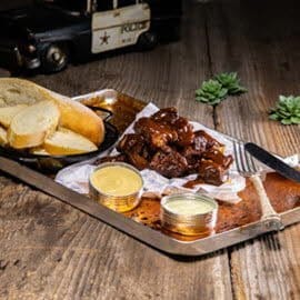 Burnt Ends mit Hummus und Avocado - Jalapenos