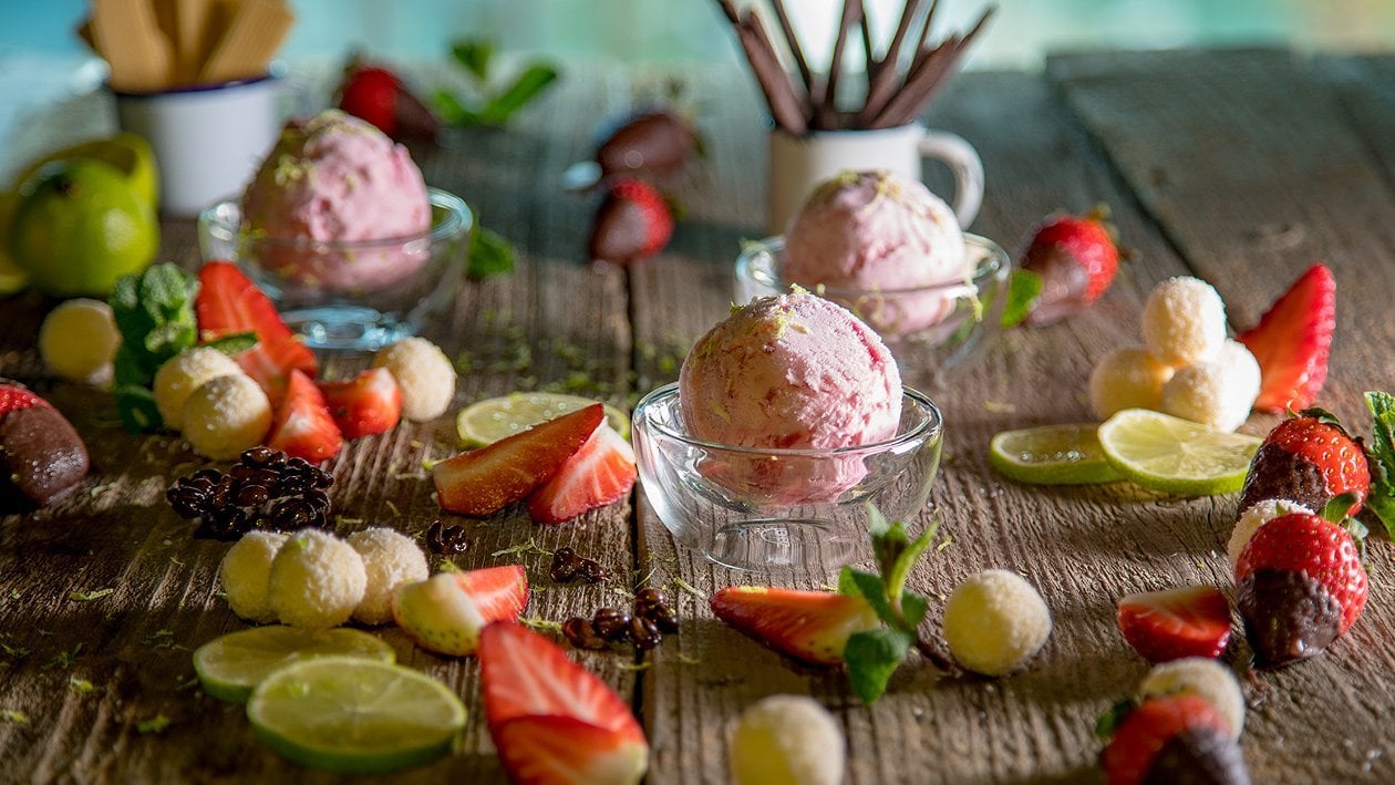 Limette - Erdbeereis mit Kokos Pralinen – Rezepte