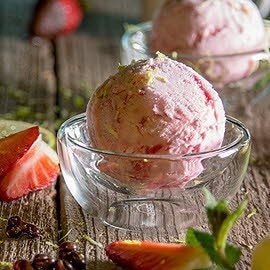 Limette - Erdbeereis mit Kokos Pralinen