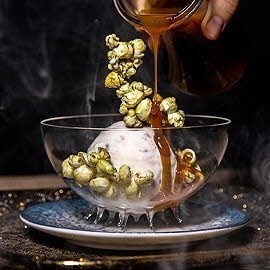 Vanille Pecannut Eis mit Kürbis Popcorn und Caramel Topping