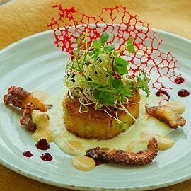 Crab Cakes mit Krustentier-Hollandaise, Kartoffelespuma, Octopus