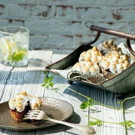 Apfel-Walnuss Muffin mit Basierhaube			