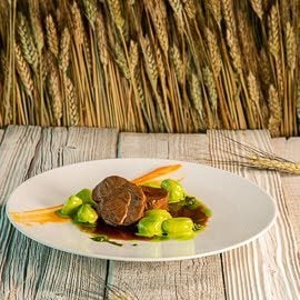 Kalbshaxe, Brennesselpesto, Karottenpüree, Gnocchi, Petersiliencreme