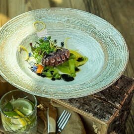 Knuspriger Octopus auf geschmorten Gurken mit Krustentier Mayonnaise