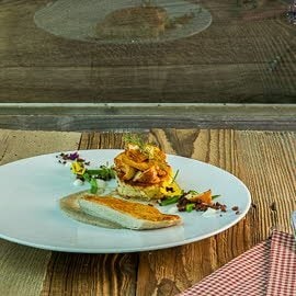 Maispoulardenbrust mit Eierschwammerl & Kartoffel-Senf-Schmarren	