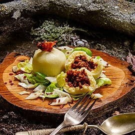 Erdäpfel-Grammelknödel auf Krautgemüsegröstl