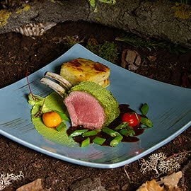 Lamm Rack in Kräuterkruste, Erbse, Fisolengemüse und Kartoffelgratin