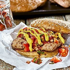 Choripán Burger mit Tomatensalsa