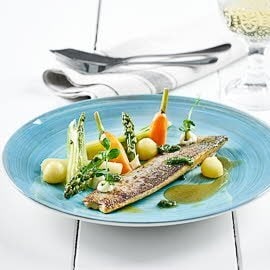 Geräuchertes Forellenfilet, Nussbutter-Gemüse, Tomaten-Olivenöl Fond