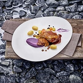 Confierte Entenkeule mit Holundersauce, ger. Gnocchi