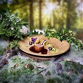 Geschmorte Rehstelze mit Rotkrautbällchen, Knödel & Brombeersauce