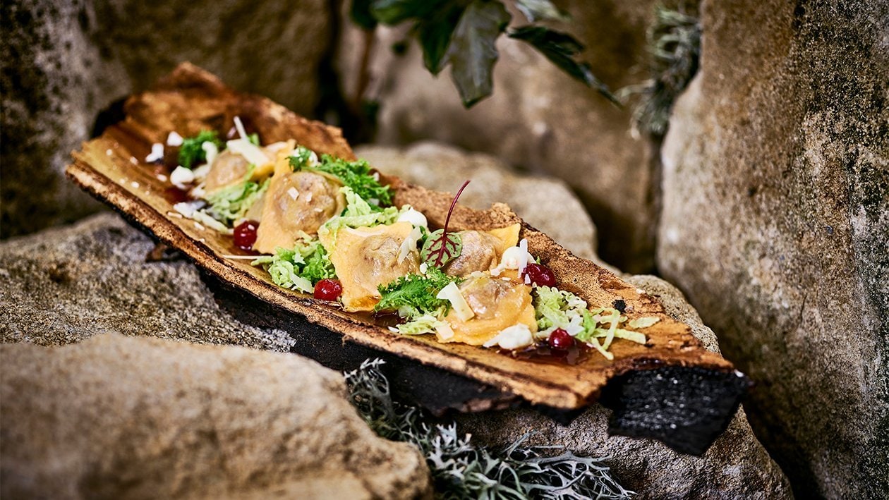 Mit Wildragout gefüllter Ravioli im Wirsingbeet – Rezepte