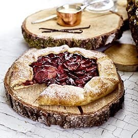 Zwetschgen Galette mit Marzipanvanillesauce und kandierten Mandeln