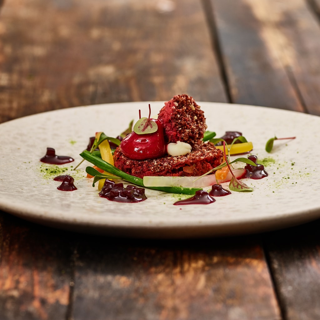 Rote Rüben Laibchen, Kartoffelpüree, Himbeerragout, Rote Rübenschaum