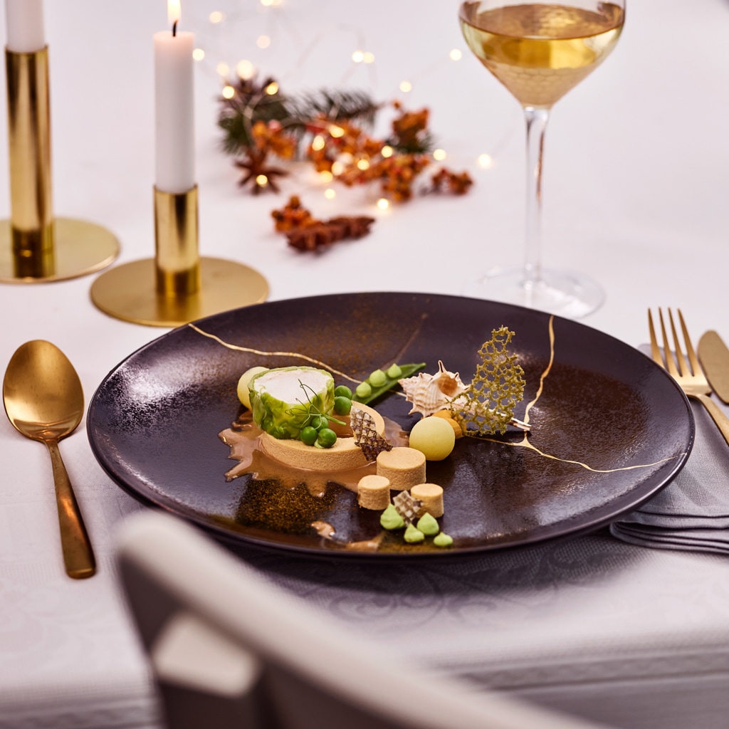 Seeteufel auf Krustentierroyal mit Kartoffelperlen und Erbsenpüree