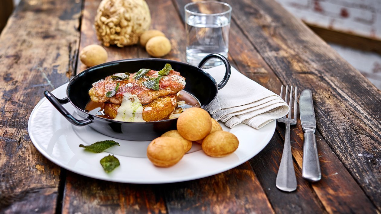 Duroc Schwein mit Kartoffel Krapfen und geschmorten Sellerie