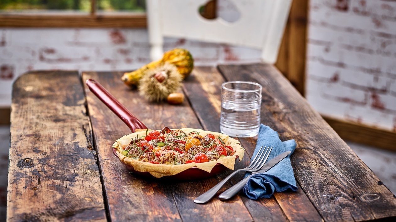 Hühnerfleisch Quinoa Bällchen im Strudelteig – Käse Pie mit Tomaten