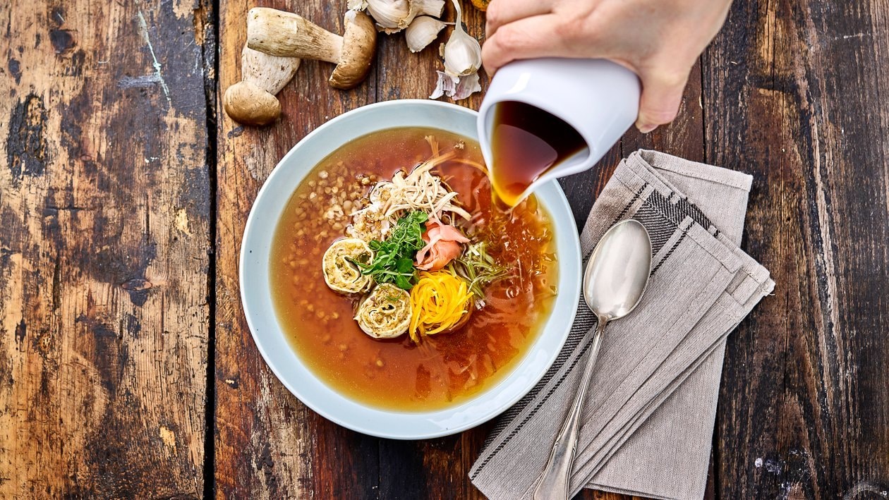 Kürbis - „Bowl“ mit gefüllter Reis Crêpe in Rinder Dashi