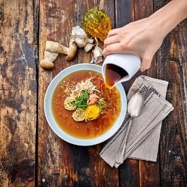 Kürbis - „Bowl“ mit gefüllter Reis Crêpe in Rinder Dashi