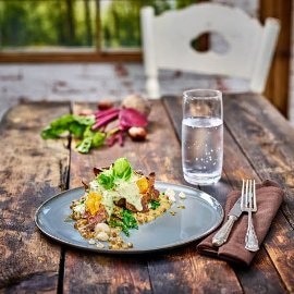 Süßkartoffel mit Kräutertee Hollandaise, Walnusspüree & Linsenragout