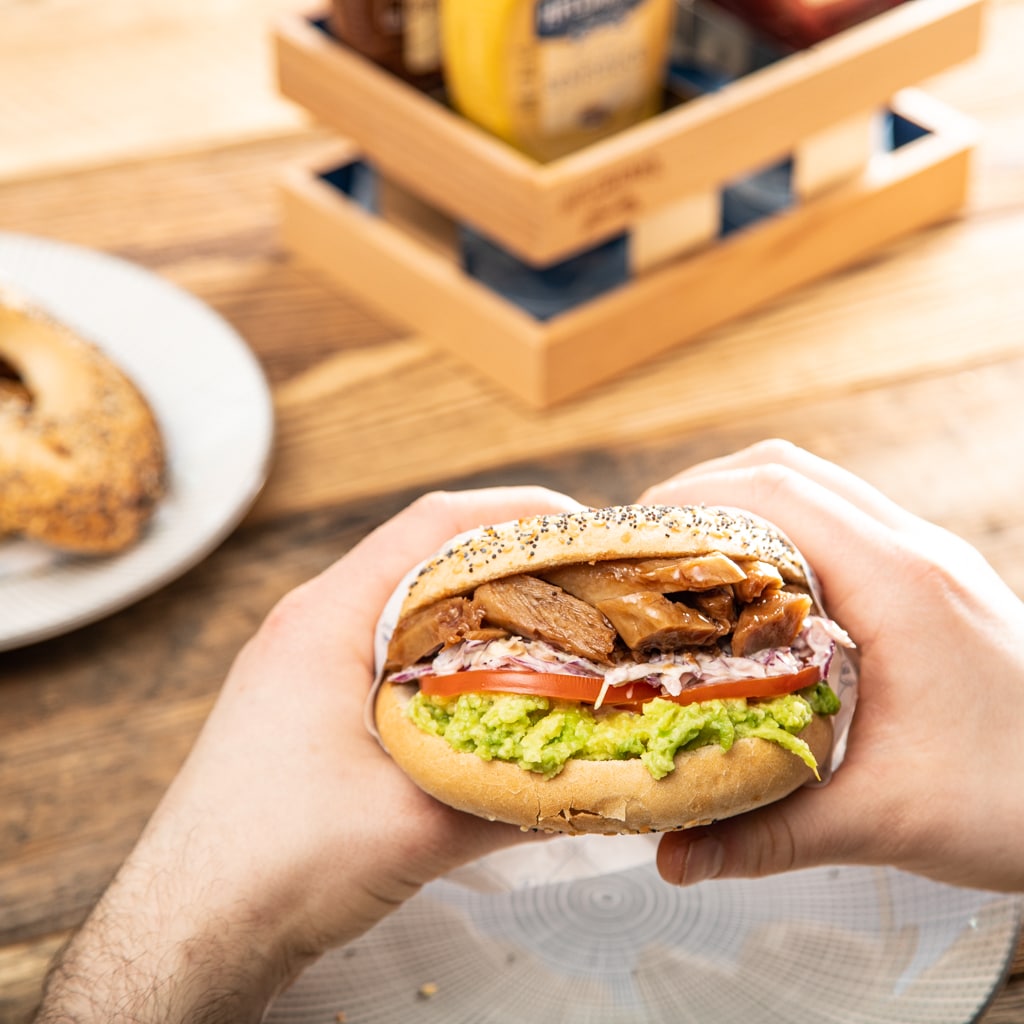 BBQ NoChicken Bagel mit veganem Coleslaw