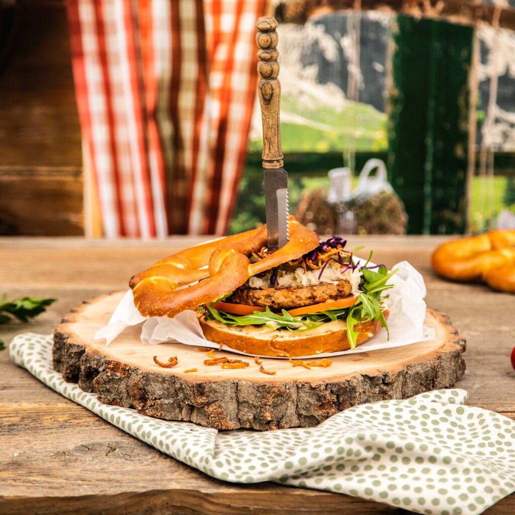 NoBeef Brezel Burger mit Röstzwiebeln