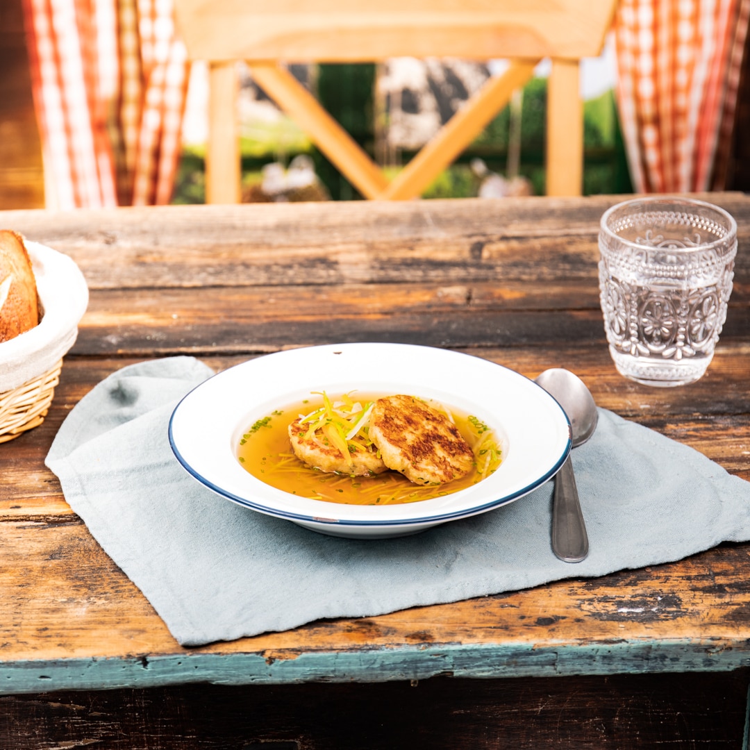 Kaspressknödelsuppe mit Wurzelgemüse