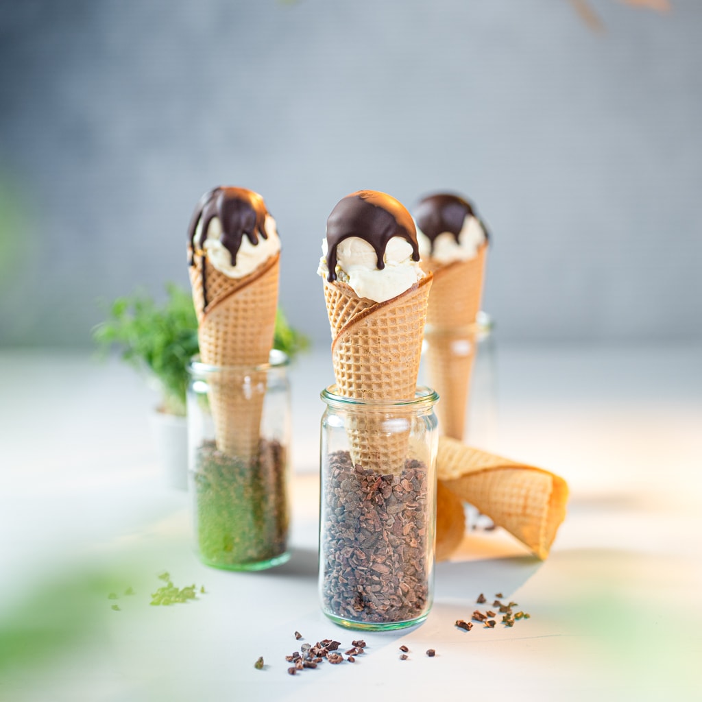 Vanilleeis mit Crunchy Schokolade Topping