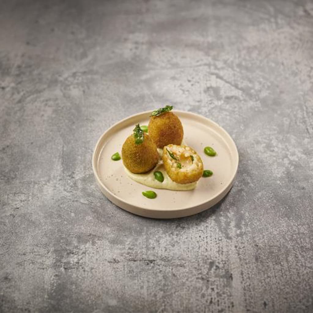 Taleggio Arancini mit Basilikum-Favabohnen-Dip