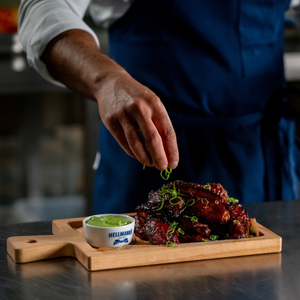 Gochujang Chicken Wings mit Koriander-Limetten Dip