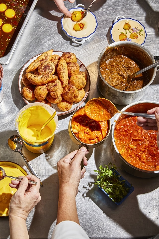 Teig-Revival mit Chili-Krabben-Sauce, Marmite-Sauce, Welsh-Rarebit-Sauce, Vatapá-Dip und geräuchertem Açaí-BBQ-Dip