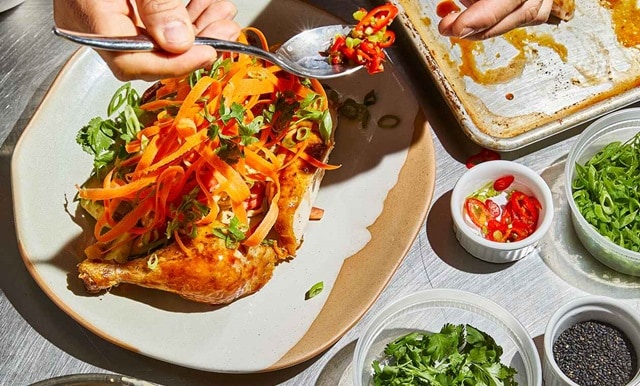Maispoularde mit Ramen-Salat und geschäumter Süß-Sauer-Mayonnaise