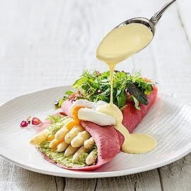 Spargel im Rote Rüben Crepe mit pochiertem Ei