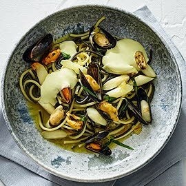 Spargel und Muscheln im Safransud mit Spaghetti