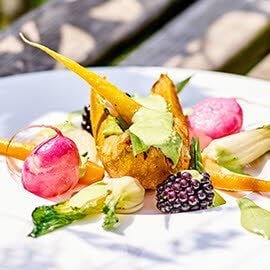 Gemüse Chaos: Grill Batate mit Frühjahrs-Gemüse & geschäumtem Spinat